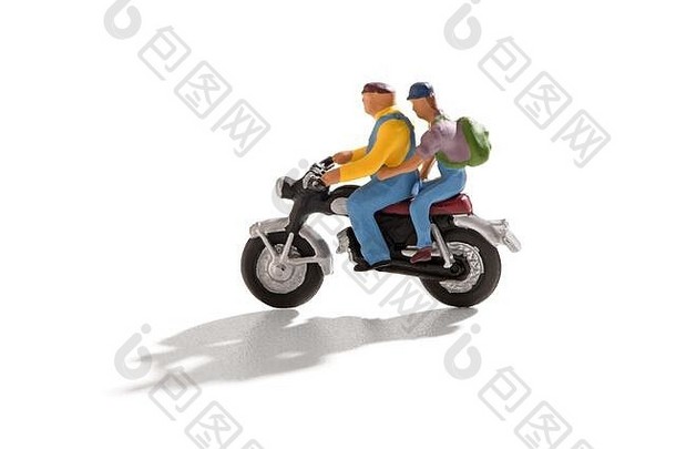两个骑在摩托车上的微型男人，在白色背景上与阴影隔离