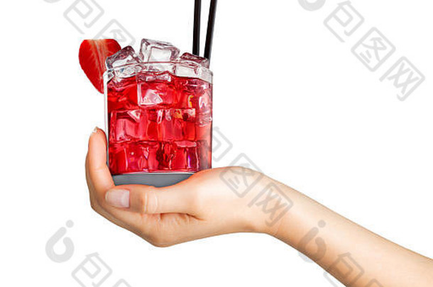 一位手持鸡尾酒的妇女，手拿老式玻璃杯，杯内有黑色吸管