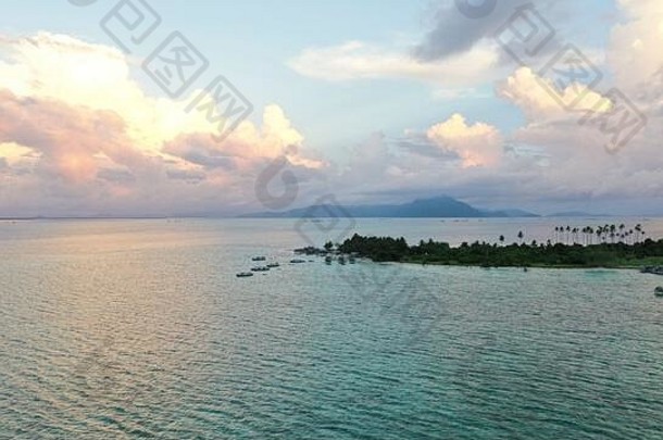 婆罗洲马来西亚沙巴Sempona的海洋、岛屿和海洋吉普赛水村鸟瞰图。