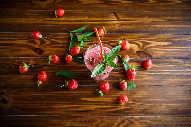 草莓新鲜的甜蜜的冰沙玻璃表格