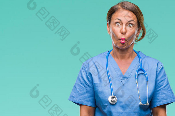 中年高级护士医生一个孤立背景的女人用嘴唇<strong>做鱼</strong>脸，疯狂滑稽的手势。滑稽的表情。