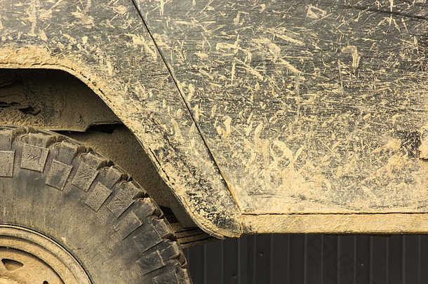 一辆车在泥泞中，越野后，特写