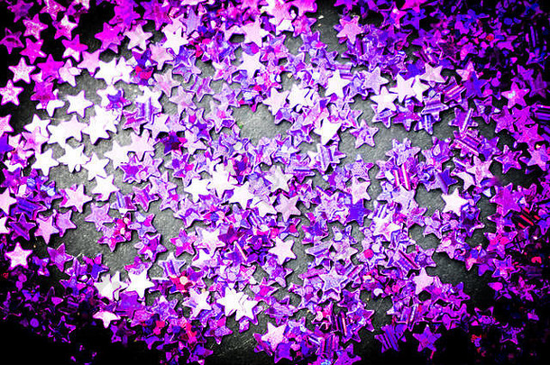 紫色的闪闪发光的星星黑色的背景复制空间