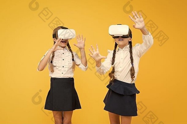 探索增强现实。经验交流和管理项目。孩子们使用现代虚拟现实技术。虚拟现实。虚拟现实耳机。未来教育。儿童和女学生戴无线VR眼镜。
