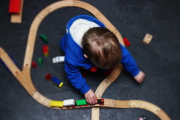 一个正在玩玩具<strong>火车</strong>的男孩