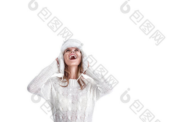 穿着<strong>保暖冬季</strong>毛衣和皮帽的快乐年轻女子