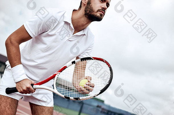 职业网球运动员等待接球的男子运动员，在硬场地上比赛。健身者专注于网后准备返回户外运动的有氧训练。