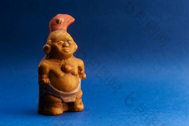 玛雅神话中的一种明矾（像地精），据信存在于森林、洞穴、石头和玉米地中