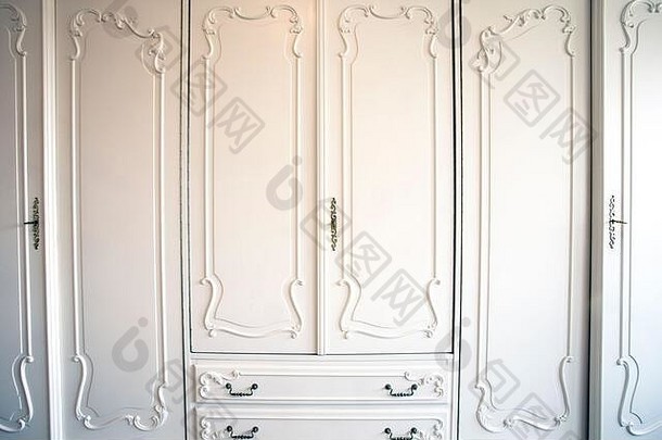 白色橱柜门，钥匙孔中有金钥匙，豪华古董设计特写木质复古门