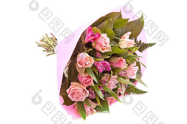用粉红色纸包着不同种类花朵的花束