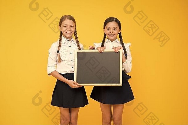 学生社区学校时间表学校女孩可爱的学生持有黑板上复制空间学校公告概念通知同学们倡议团队黄色的背景加入学校俱乐部