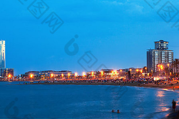 西班牙巴塞罗那夏日傍晚的巴塞罗尼塔海滩