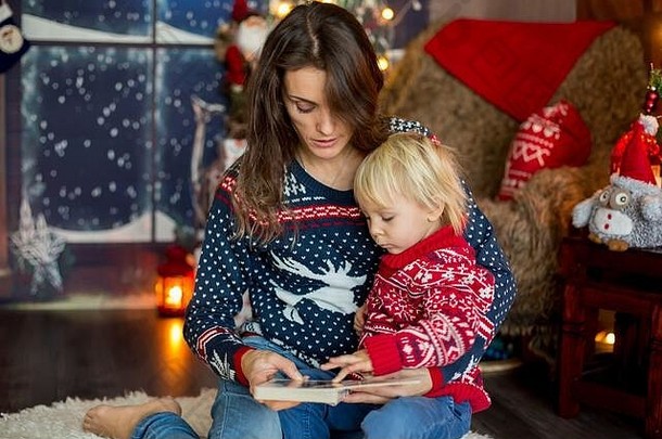 快乐微笑家庭妈妈男孩阅读书圣诞节假期