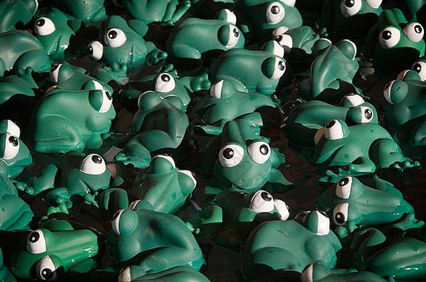在美国华盛顿州的Puyallup博览会上，绿色橡胶或塑料<strong>玩具青蛙</strong>漂浮在装满水的桶中
