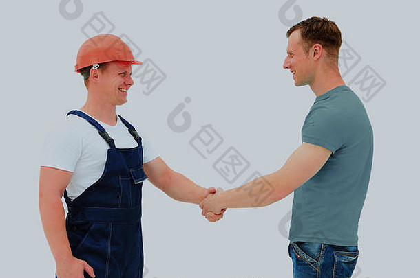 顾客与建筑商握手。