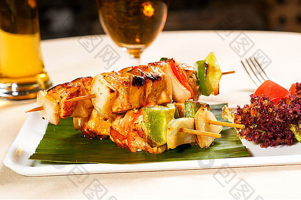 泰国风格的棕榈叶新鲜鸡肉和蔬菜串