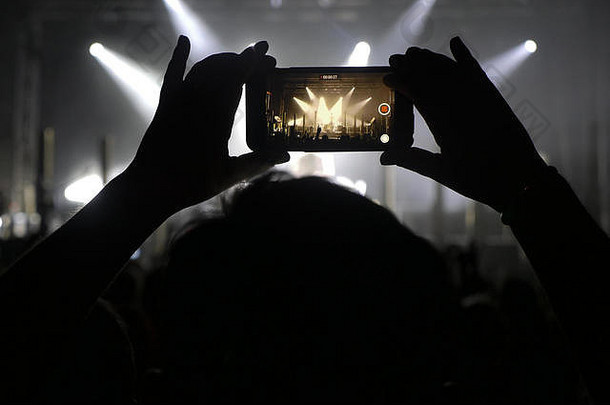 轮廓手记录视频音乐音乐会流行音乐音乐会灯烟很多人