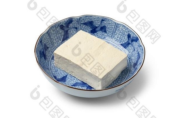 一块新鲜的白色常规的豆腐日本碗关闭孤立的白色背景