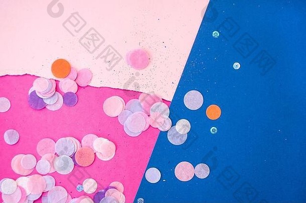 五颜六色的五彩纸屑，明亮的粉红色、柔和的彩色和经典的蓝色背景上闪闪发光。节日背景。