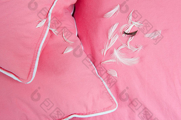 羽毛泄漏粉红色的棉花枕头