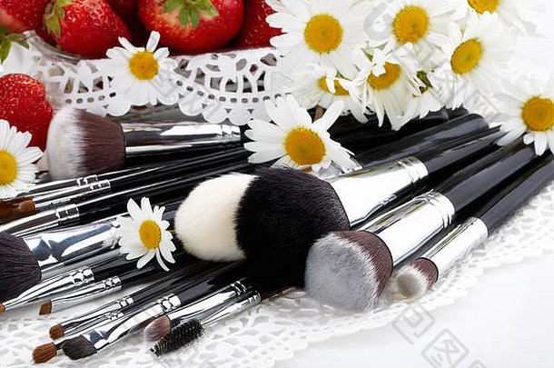 集化妆刷草莓花白色背景