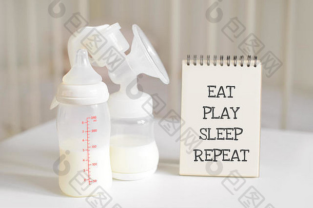 乳房泵瓶牛奶婴儿纸记事本背景婴儿床上新生儿婴儿孩子护理概念