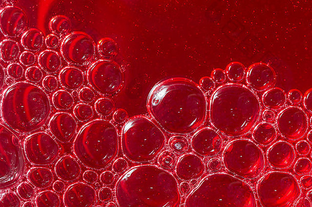 特写镜头泡沫新鲜的红色的浆果汁喝