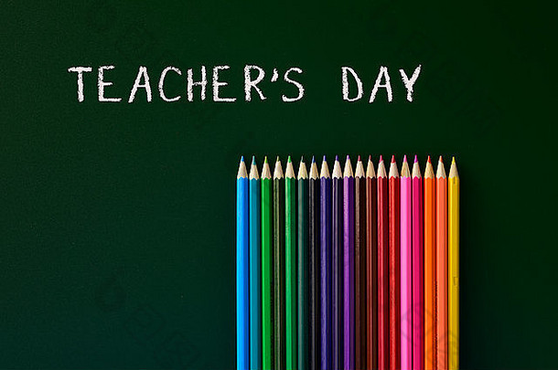 一些不同颜色的彩色铅笔和教师节的课文用绿色黑板书写