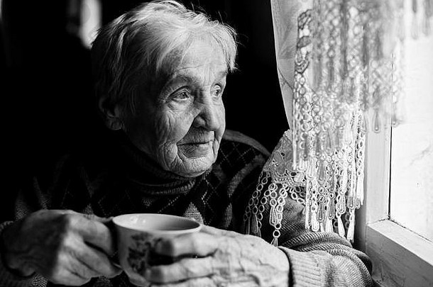 上了年纪的女人喝茶窗口<strong>黑白</strong>照片高对比