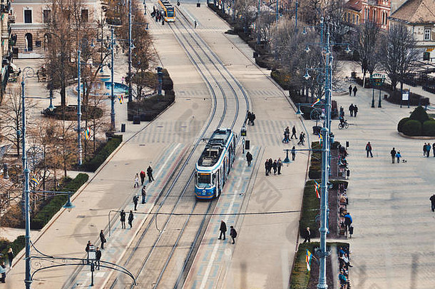 德布勒森主广场的俯视图，有行人和有轨电车穿过广场。