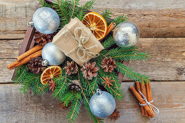 圣诞-新年组合<strong>冬季</strong>物品礼品盒冷杉枝松果肉桂棒在破旧的乡村木制背景上。圣诞节假期十二月装饰。平面俯视图空间