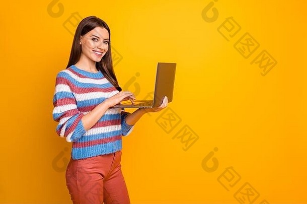她美丽迷人快乐自信的棕色头发女孩手牵手用笔记本电脑无线上网在明亮明亮的阳光下隔离
