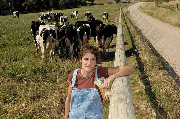 一位农民的画像，她的牛在田野里