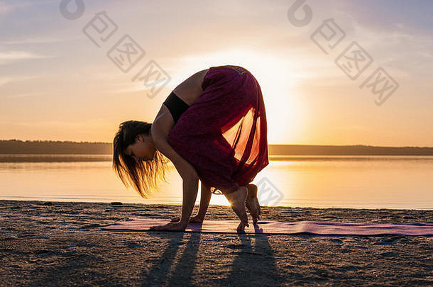 轮廓瑜伽女人海滩日落