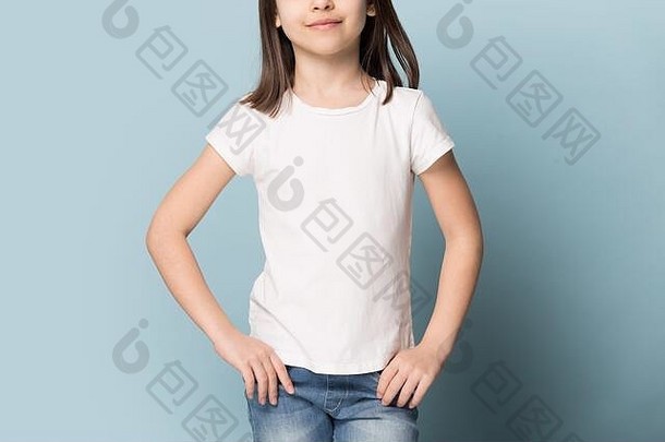 学龄前女孩展示白色空白模拟空间t恤。