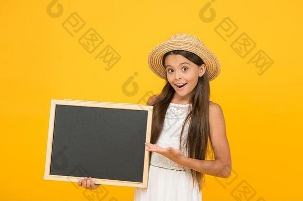 你在学校需要这个产品。快乐女孩展示产品。那个小孩拿着学校的黑板。出售的产品。产品推广。空白黑板用于广告文字、复印空间。