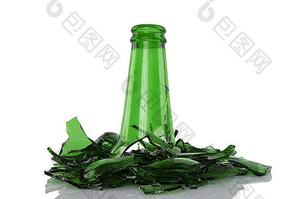 白色背景上破碎绿色瓶子的特写镜头