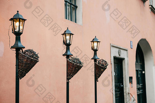 华沙街头的传统圣诞装饰品。用花环装饰的灯柱排在建筑物旁边。