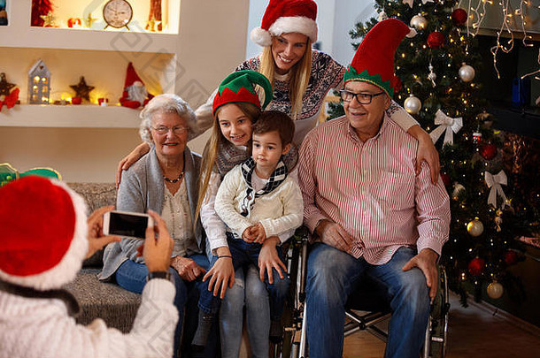 圣诞快乐家庭与祖父母合影留念