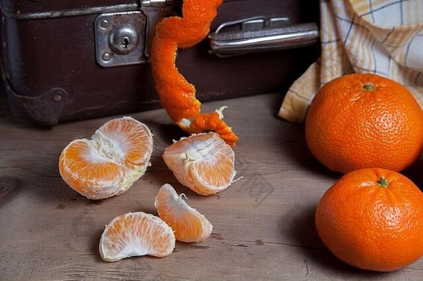 未剥皮的新鲜的橙色普通话橙子<strong>橘子</strong>柑橘柑橘类水果水果一半去皮片去皮男人。