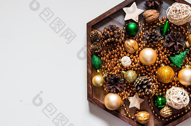 圣诞平面布置风格的<strong>场景</strong>-带有常绿树枝和装饰品的木板。圣诞<strong>家居</strong>装饰元素。新年派对概念。有复印空间的明信片