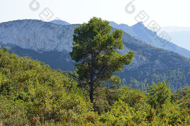 西班牙东部巴伦西亚地区的一个海岸岩溶山体，Mondúver