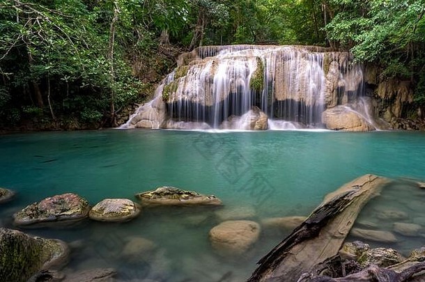 泰国Kanchanabri省Erawan瀑布，由小树环绕的干净绿色翡翠水-大树，绿色