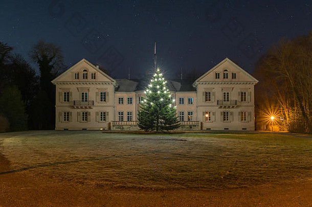 晚上和金根的尤金尼亚别墅有圣诞树