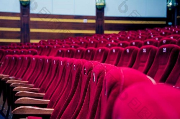 空荡荡的电影院里的红色椅子