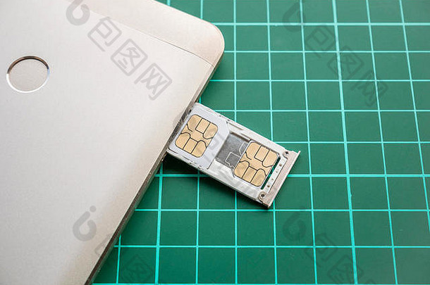 SIM卡托盘，内装Nano SIM卡和Micro SIM卡