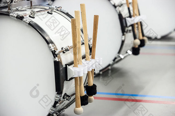 在低音鼓上的几个鼓槌，用于不同的打击目的。音乐家和鼓手用品