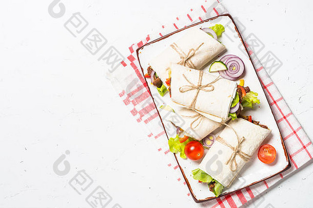 墨西哥<strong>玉米饼</strong>用牛肉和蔬菜包裹在白色背景上。墨西哥菜，拉丁美洲菜。顶视图。