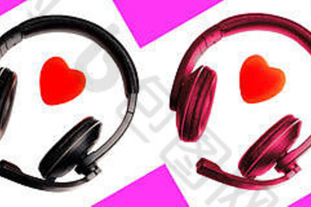 一套耳机，耳机颜色为黑色、紫色、绿色、靛蓝和红色，背景为紫色和白色。呼叫中心、技术支持、Lov