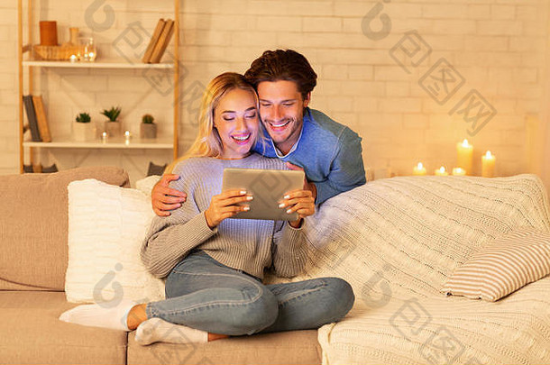 积极夫妇在平板电脑上<strong>在线阅读</strong>新闻在家放松